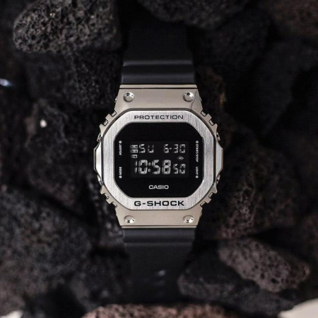 Часы наручные Casio GM-5600-1ER